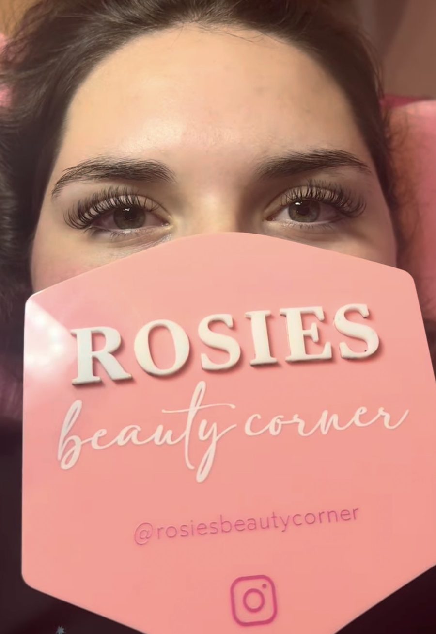 Natural classic lash set on a brunette client